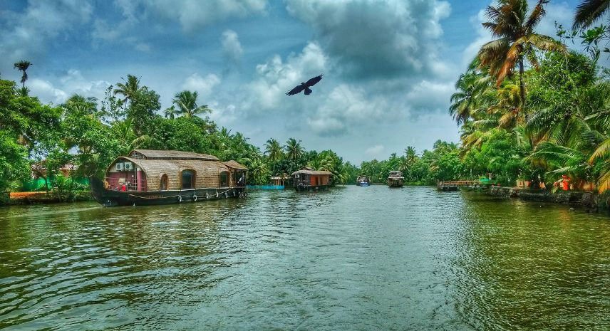 1. Alleppey – The Backwater Paradise